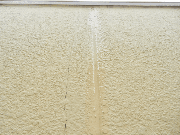 振動の多い建物ではALCの目地際が割れ、ひび割れが貫通すると雨漏りします。